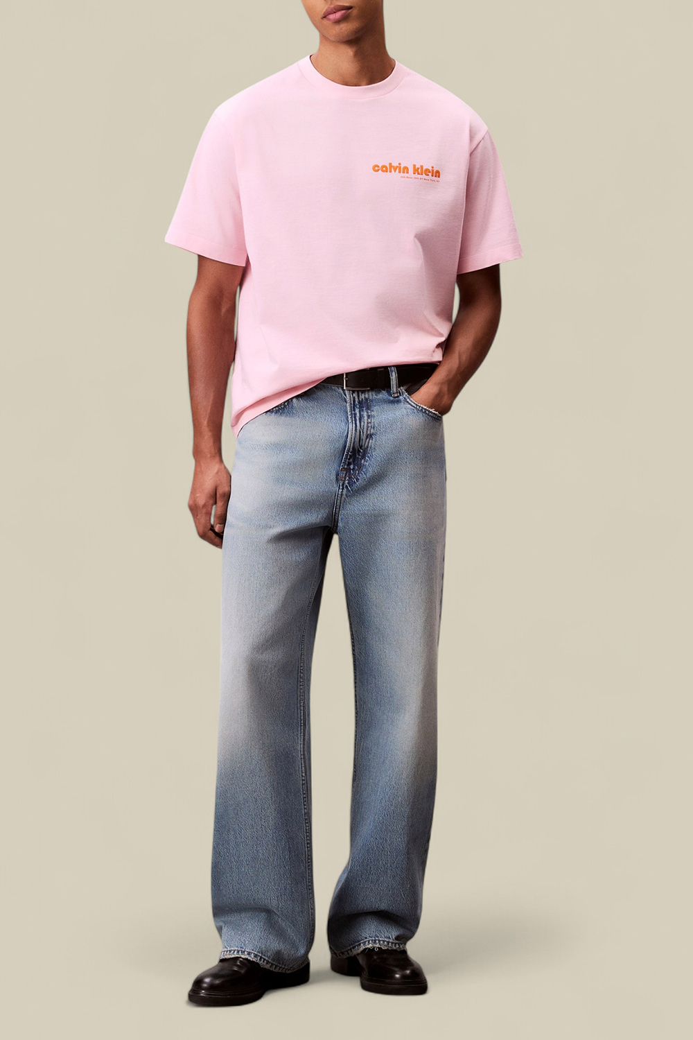 תמונת כל הלוק של חולצת טי